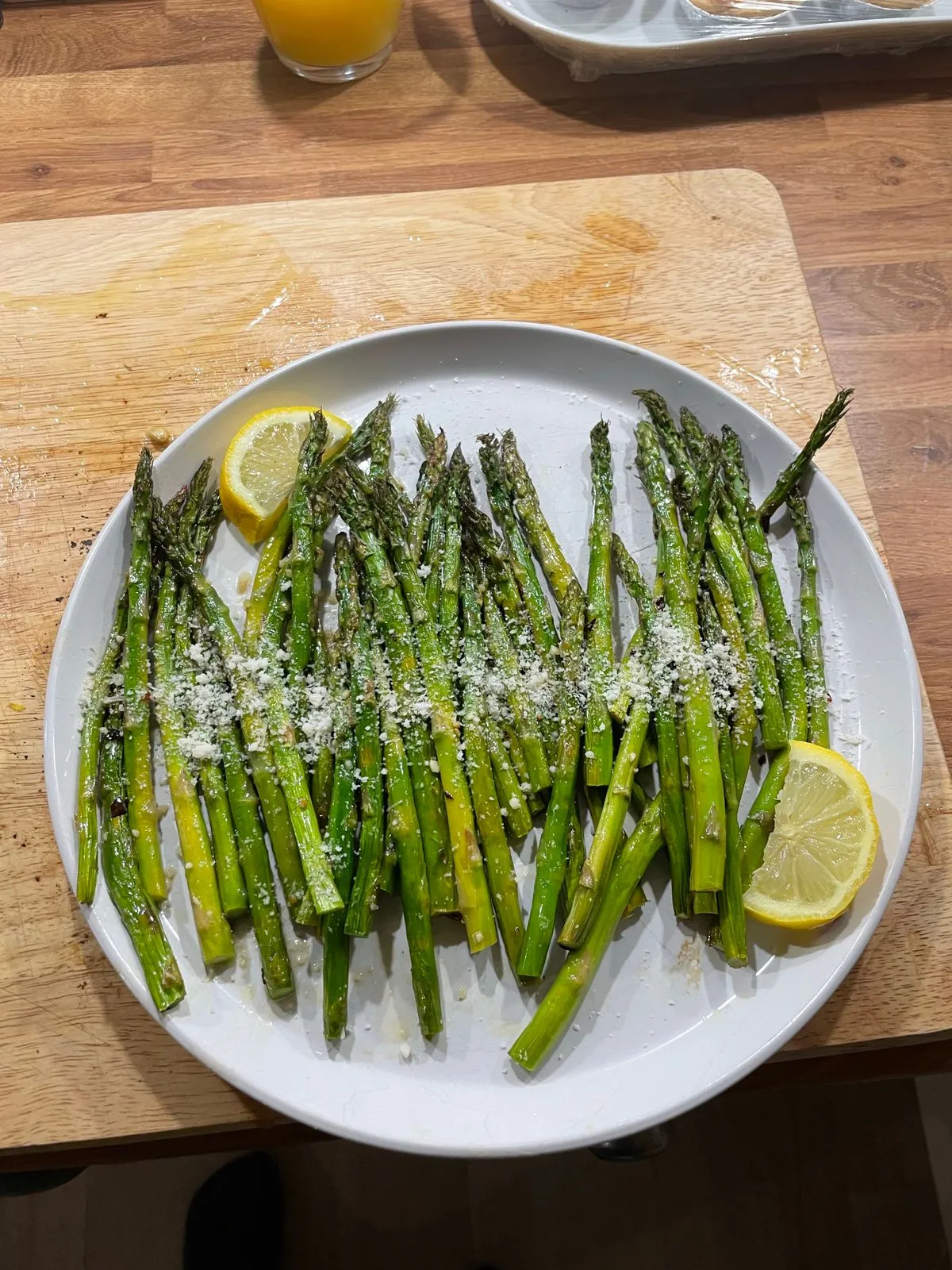 Spargel mit Zitronenscheiben