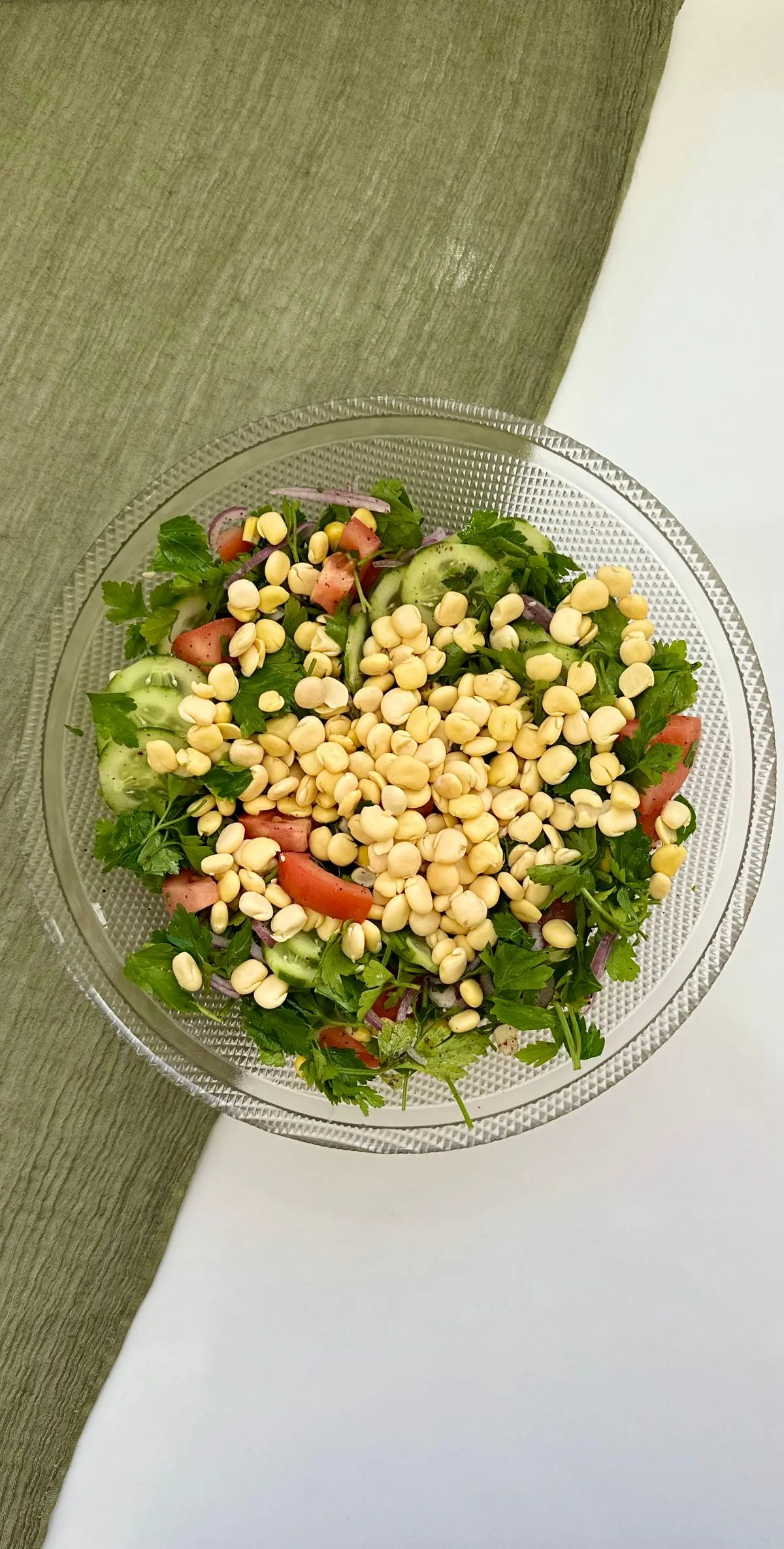 Bohnen-Gemüse-Salat in einer Glasschale