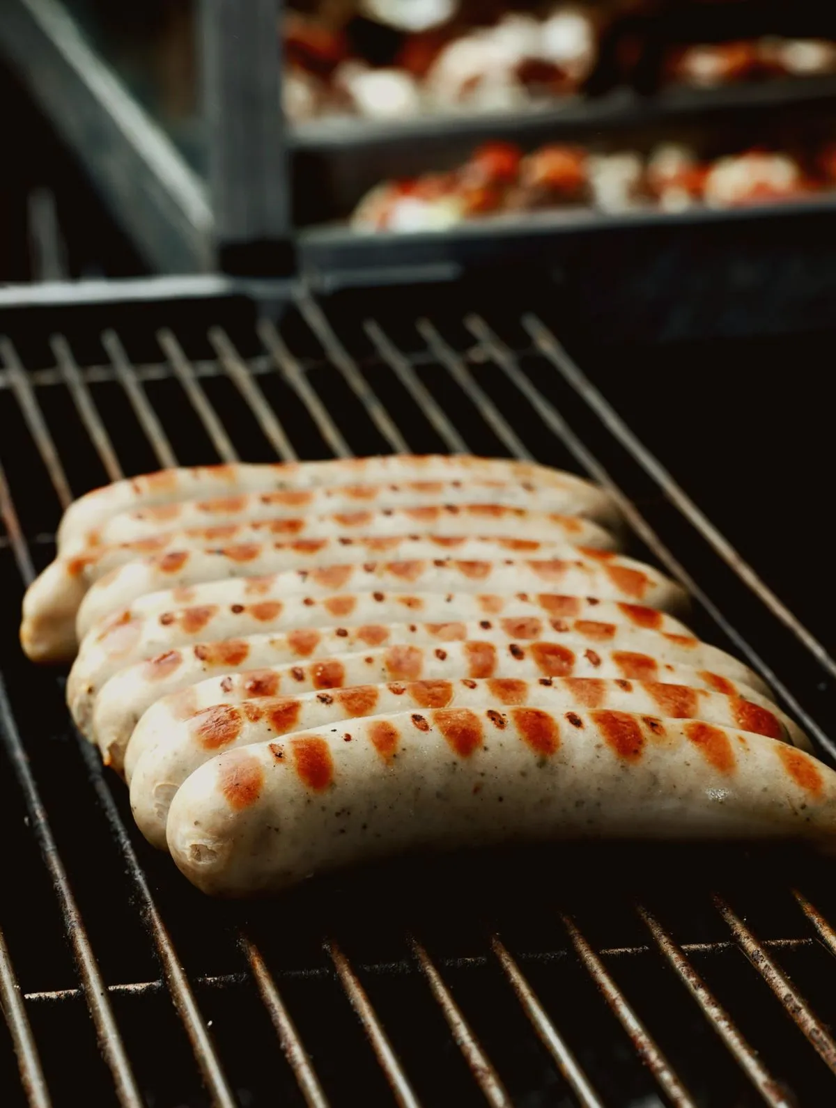 Bratwürste auf dem Grillrost