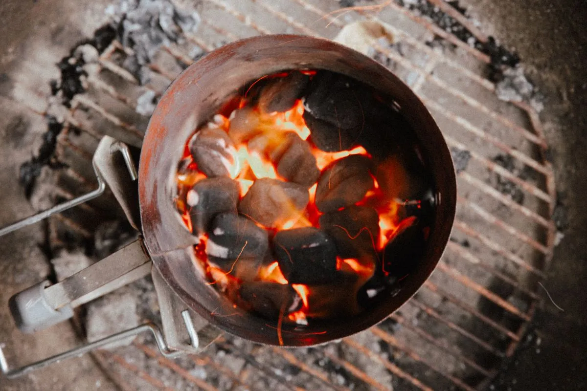 Glühende Holzkohlebriketts im Grill