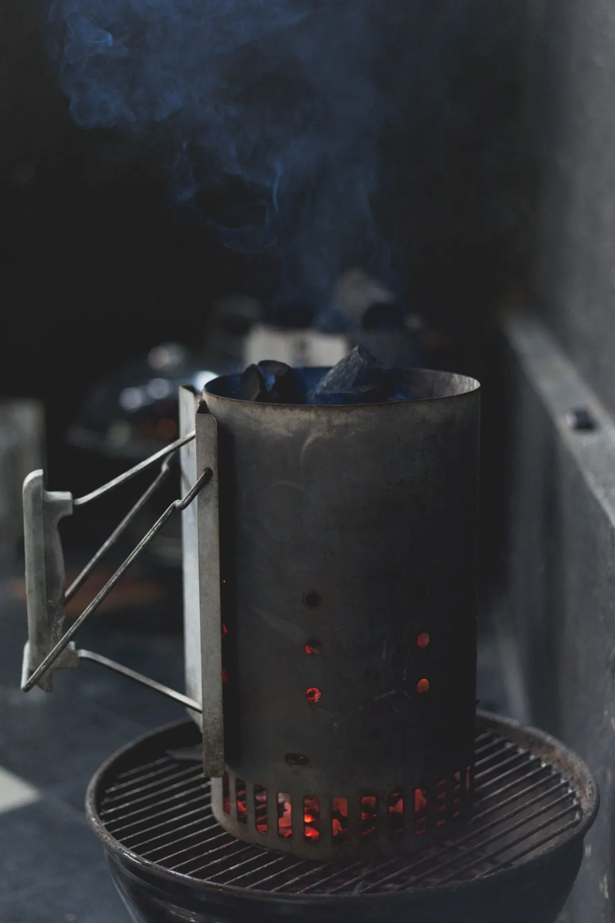 Anzündkamin in einem Grill