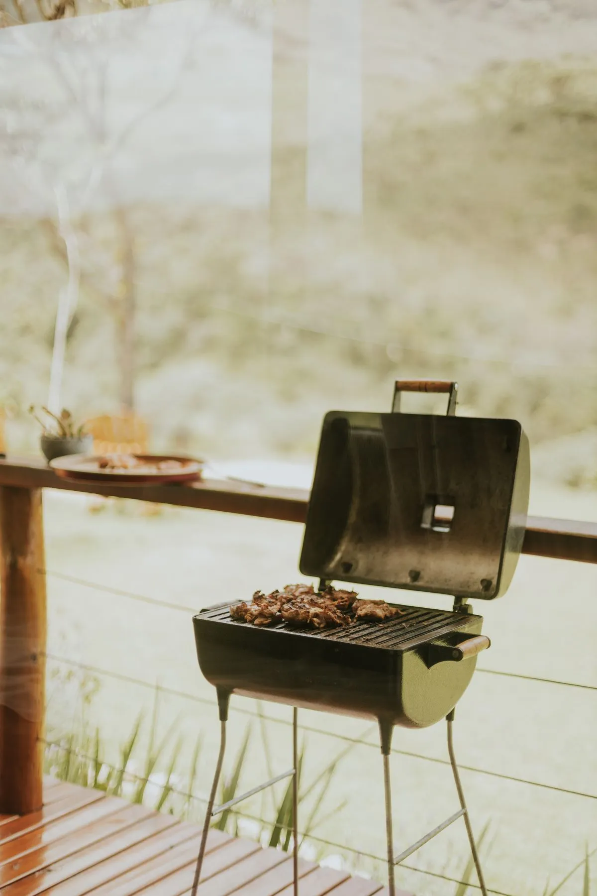 Grillen im Freien bei Tageslicht
