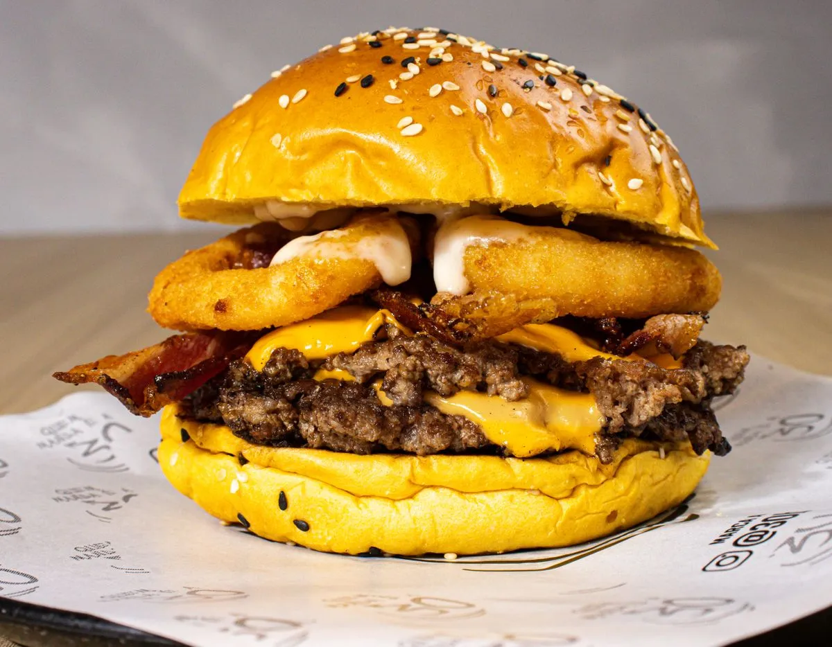 Rindfleischburger mit Zwiebelringen