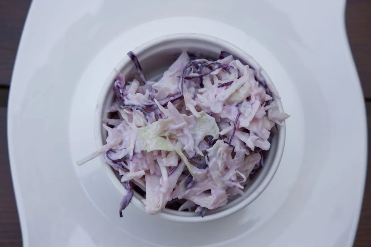 Fein geschnittener Gemüsesalat in einer weißen Schale