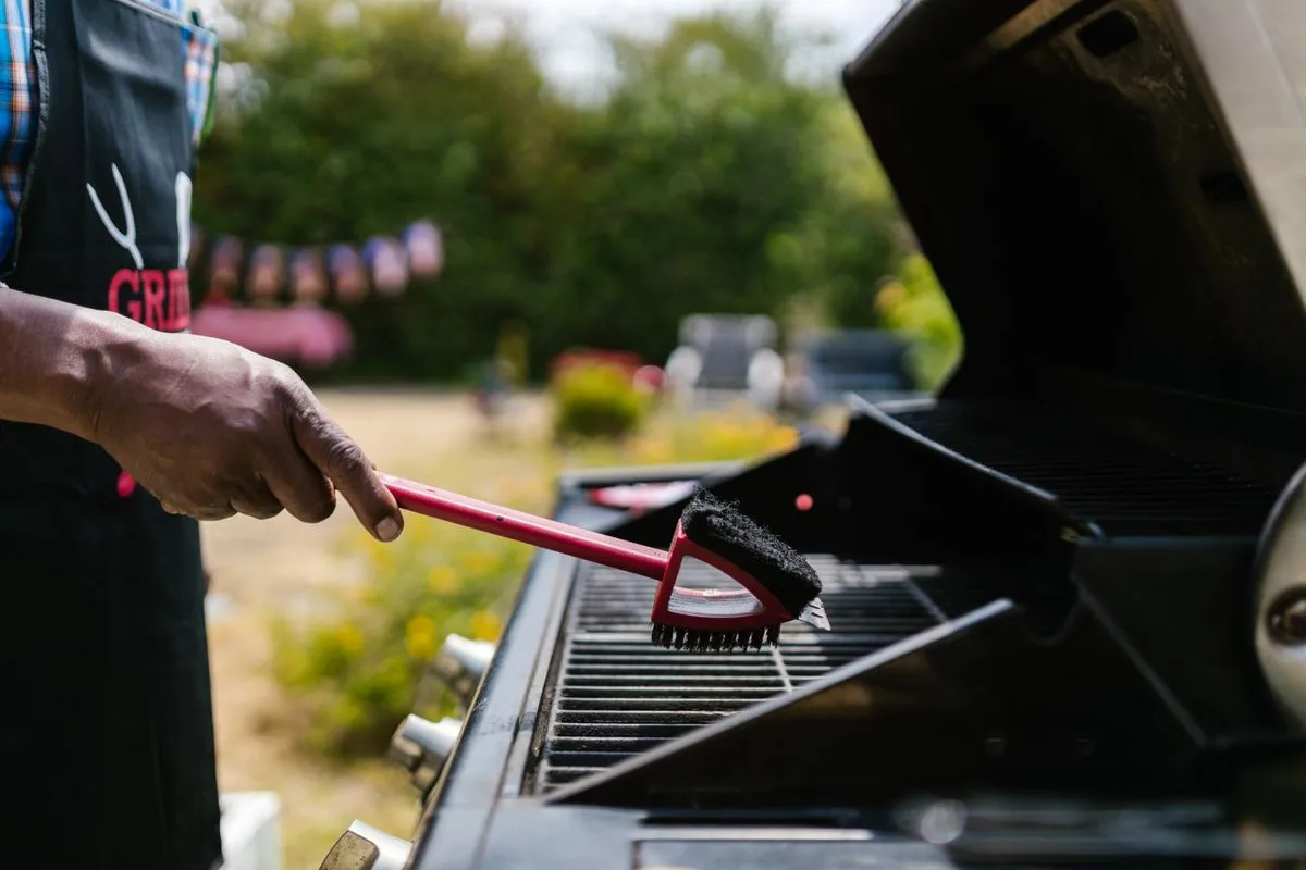 Ein Grillrost wird gereinigt