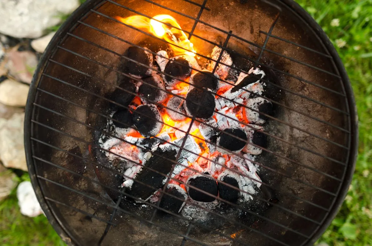 Holzkohle unter einem Grillrost