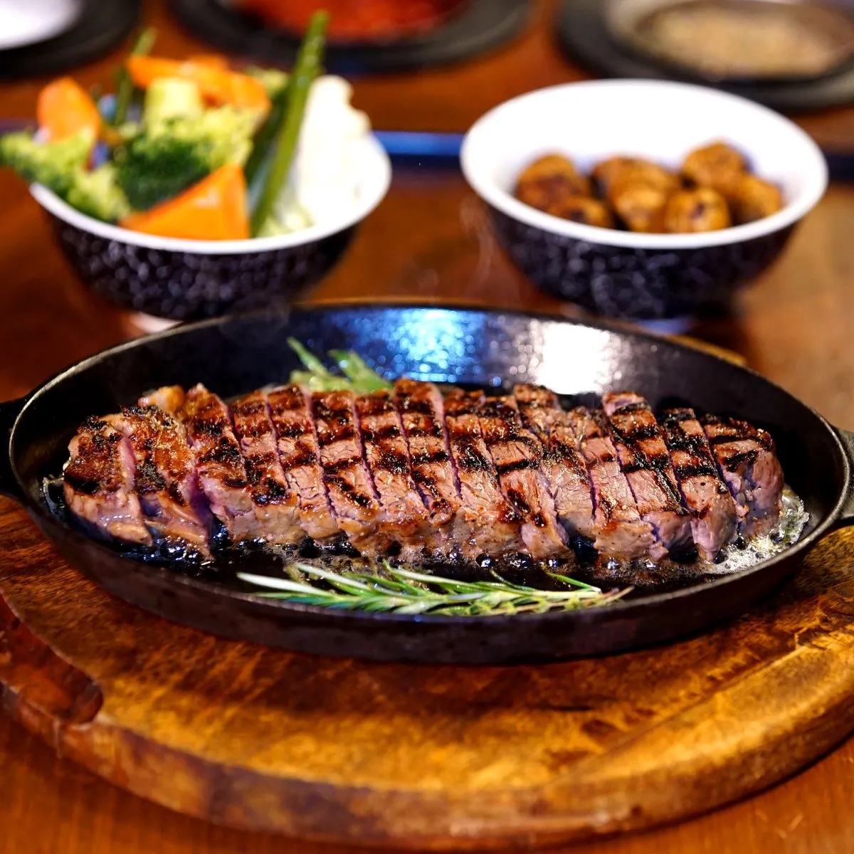 Gegrilltes Steak mit Gemüse