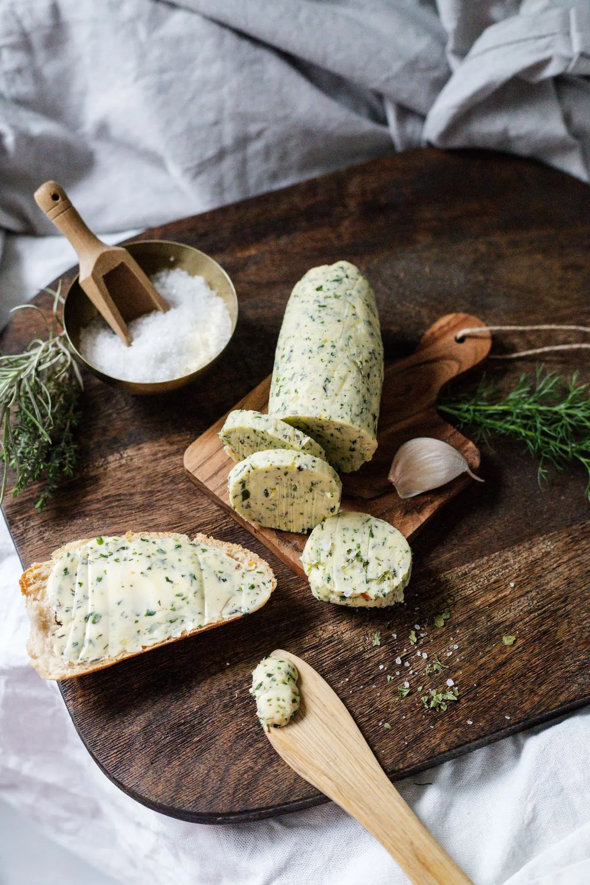 Kräuterbutter auf rustikalem Brot