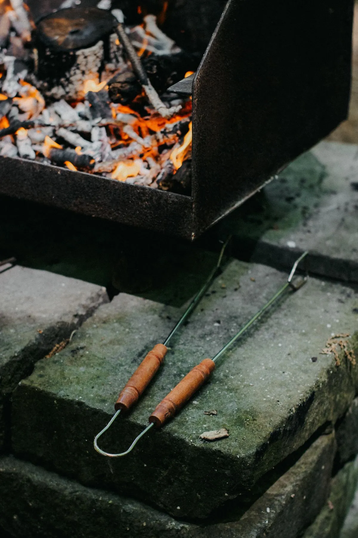 Grillzange neben einem Grill