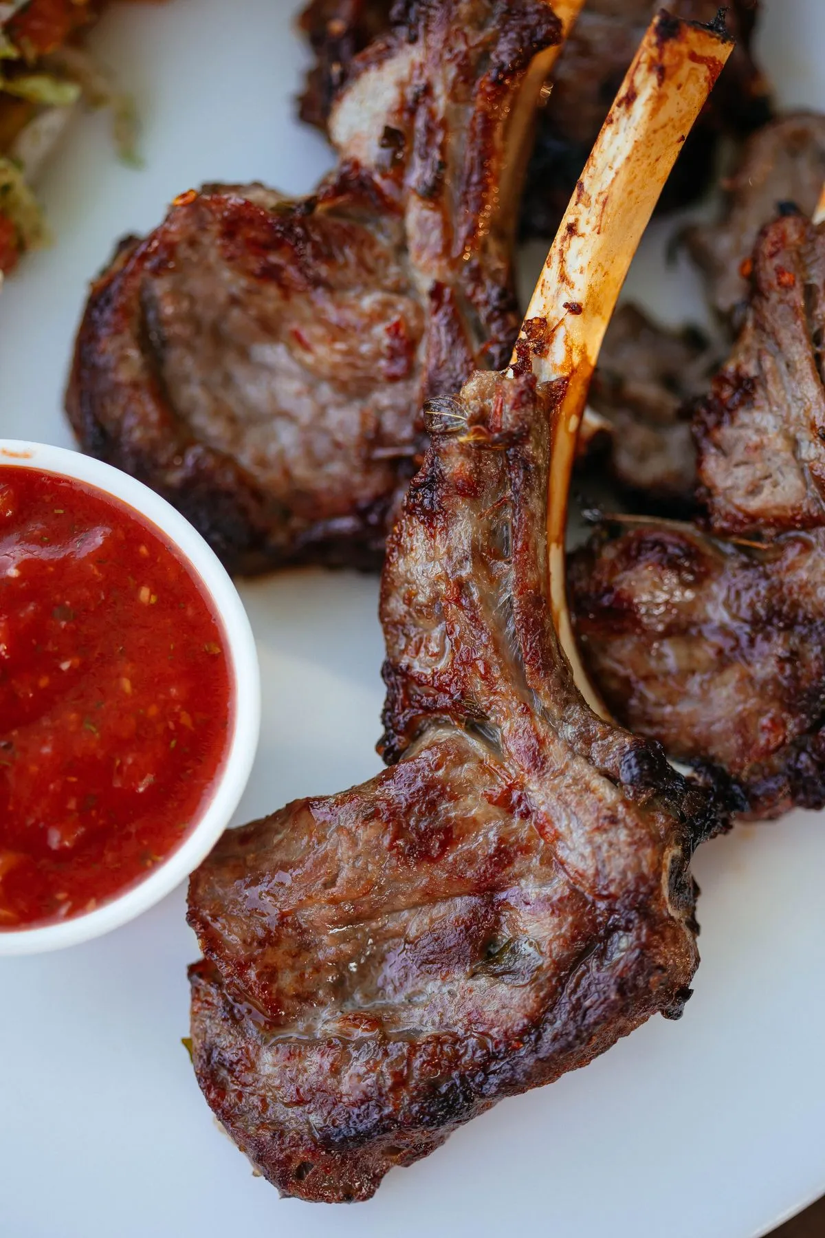 Gegrillte Lammkoteletts auf einem Teller