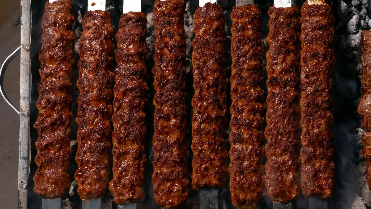 Gegrillte Hackfleisch-Köfte auf flachen Spießen
