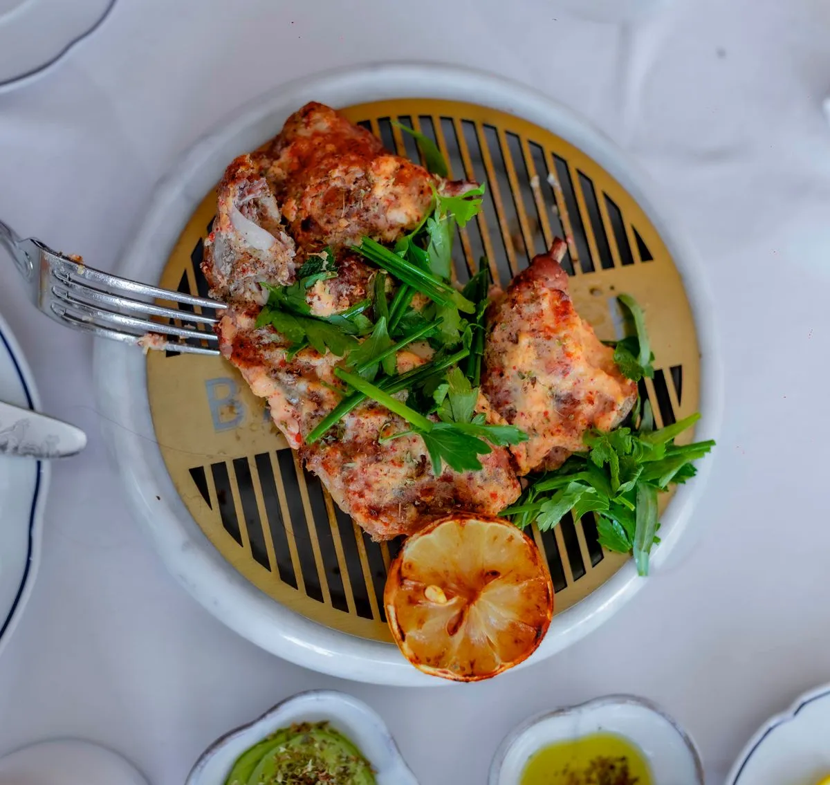 Gegrilltes Hähnchen mit Zitrone und Kräutern