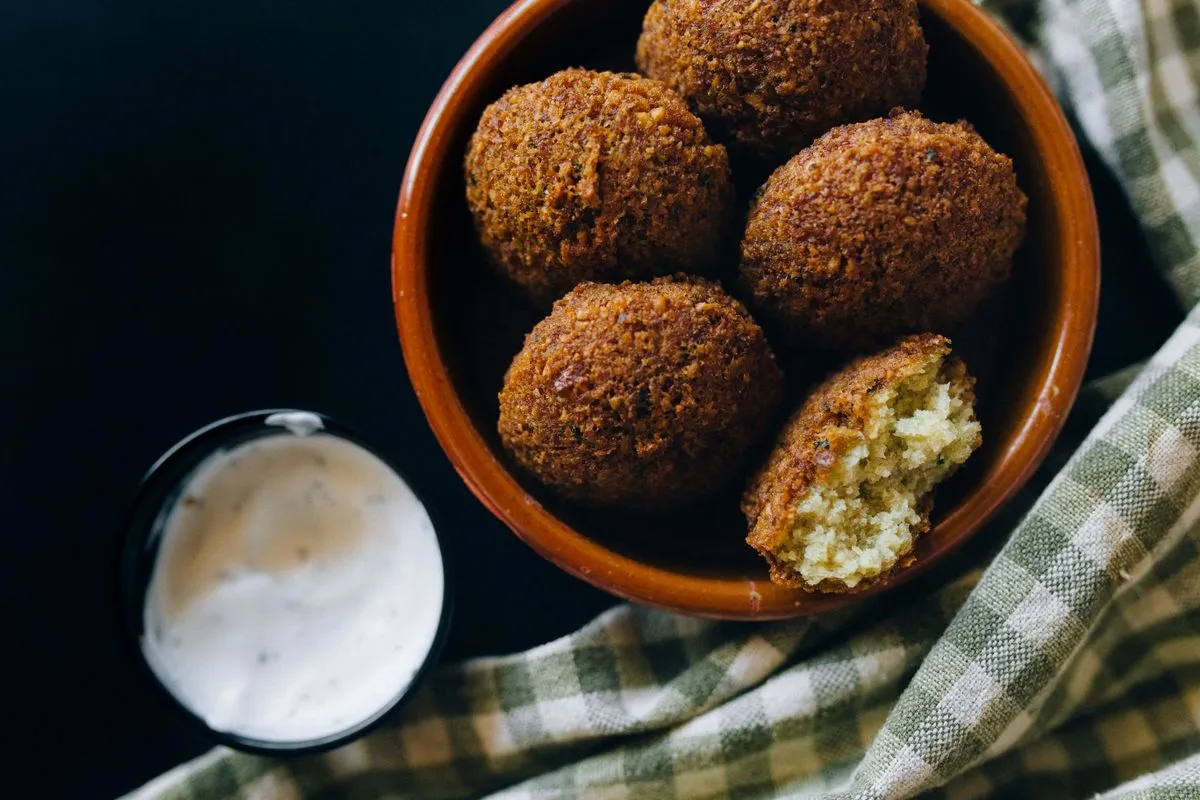 Tahinisauce neben Falafel