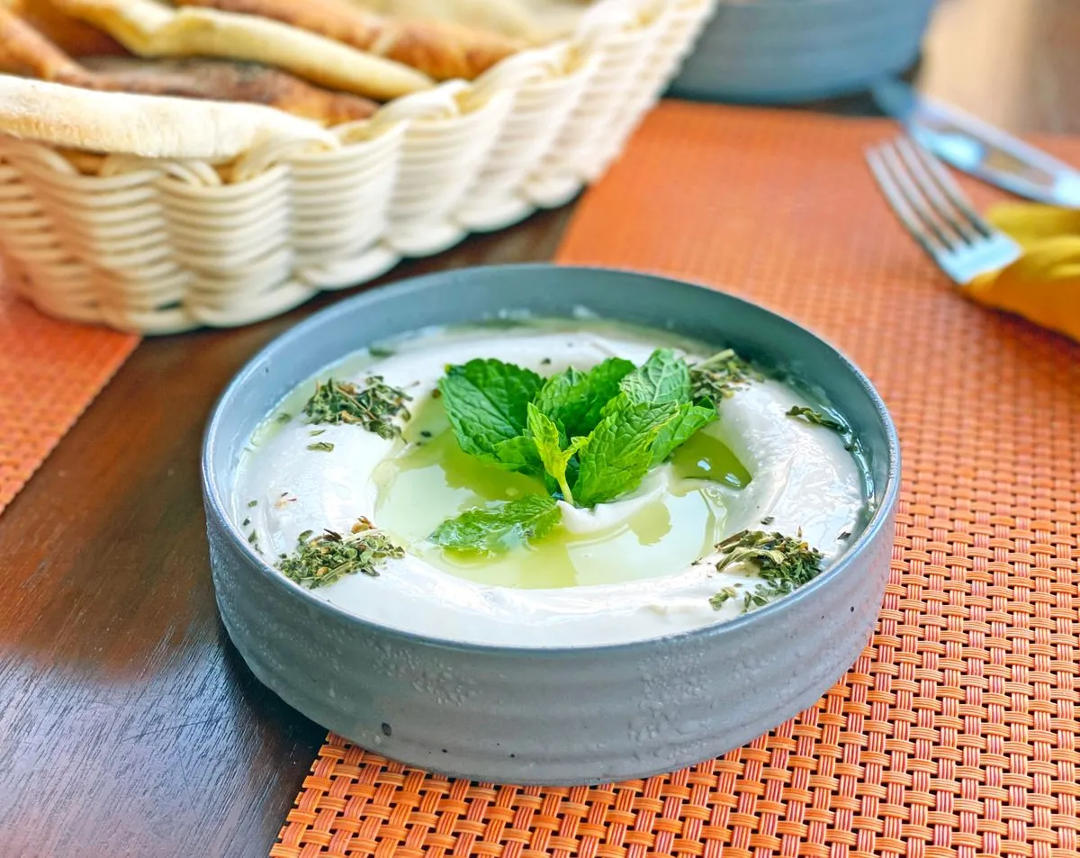 Joghurt mit Minzblättern