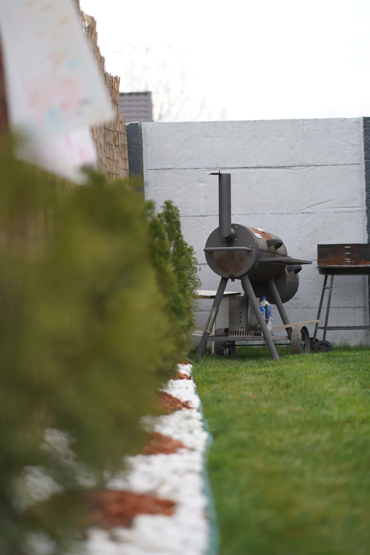 Grill in einem Hausgarten