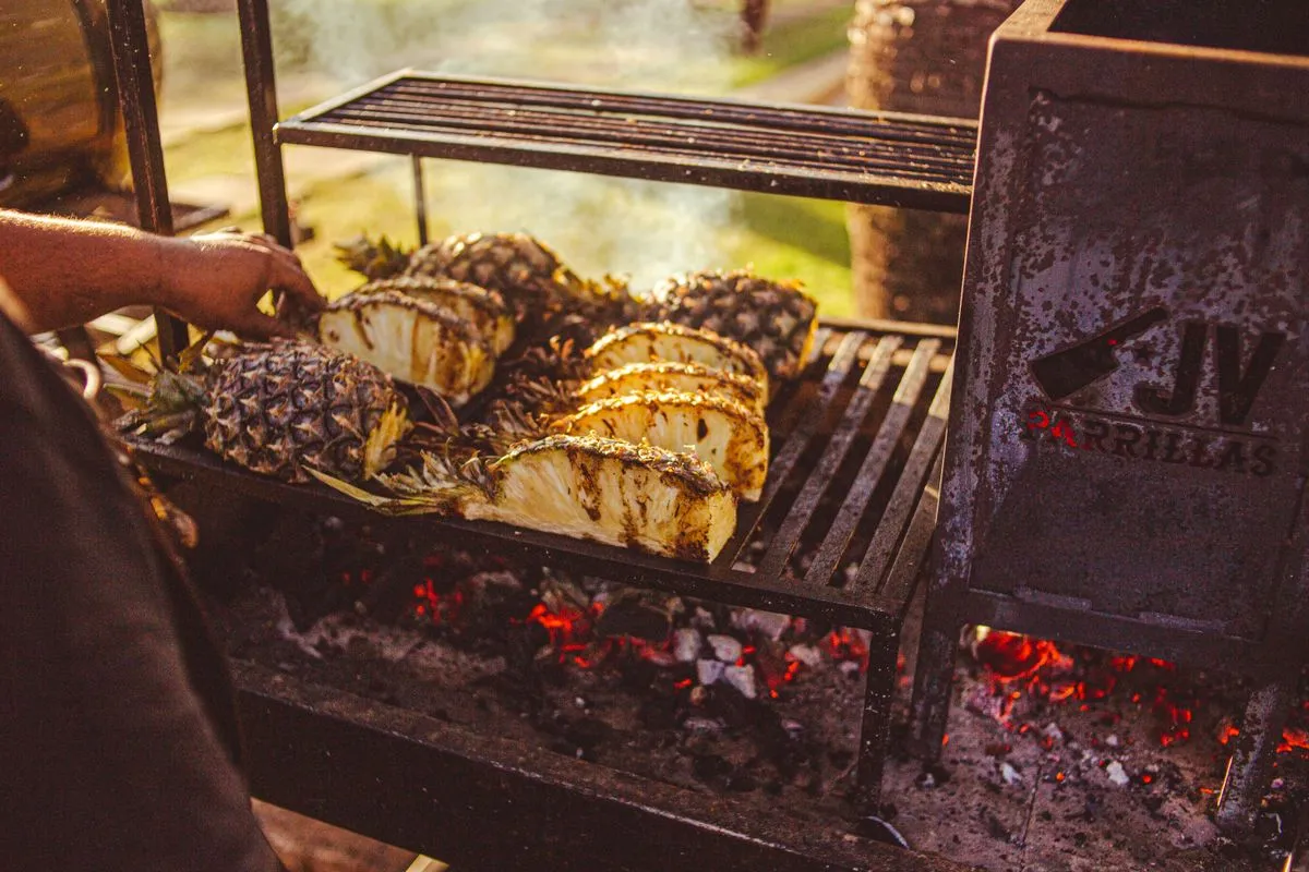 Ananasscheiben auf dem Grill