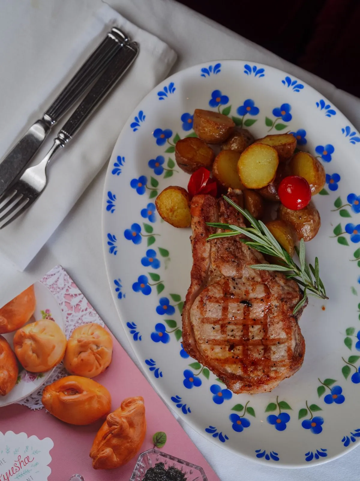 Schweinekotelett mit Kartoffeln und Rosmarin