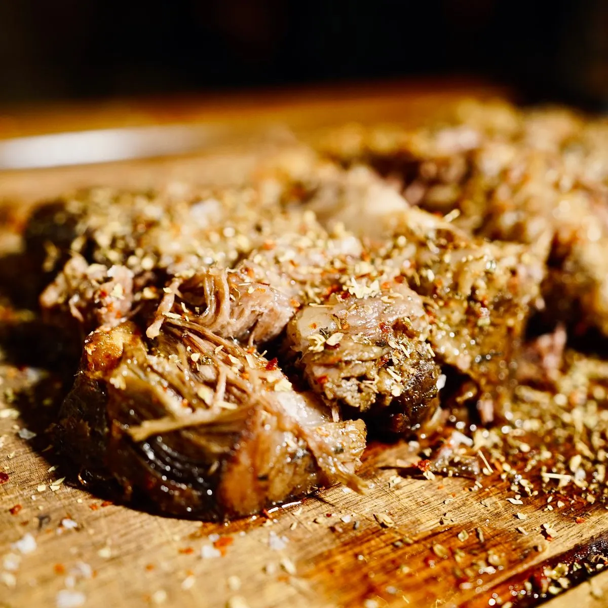 Langsam gegartes gezupftes Schweinefleisch auf einem Brett
