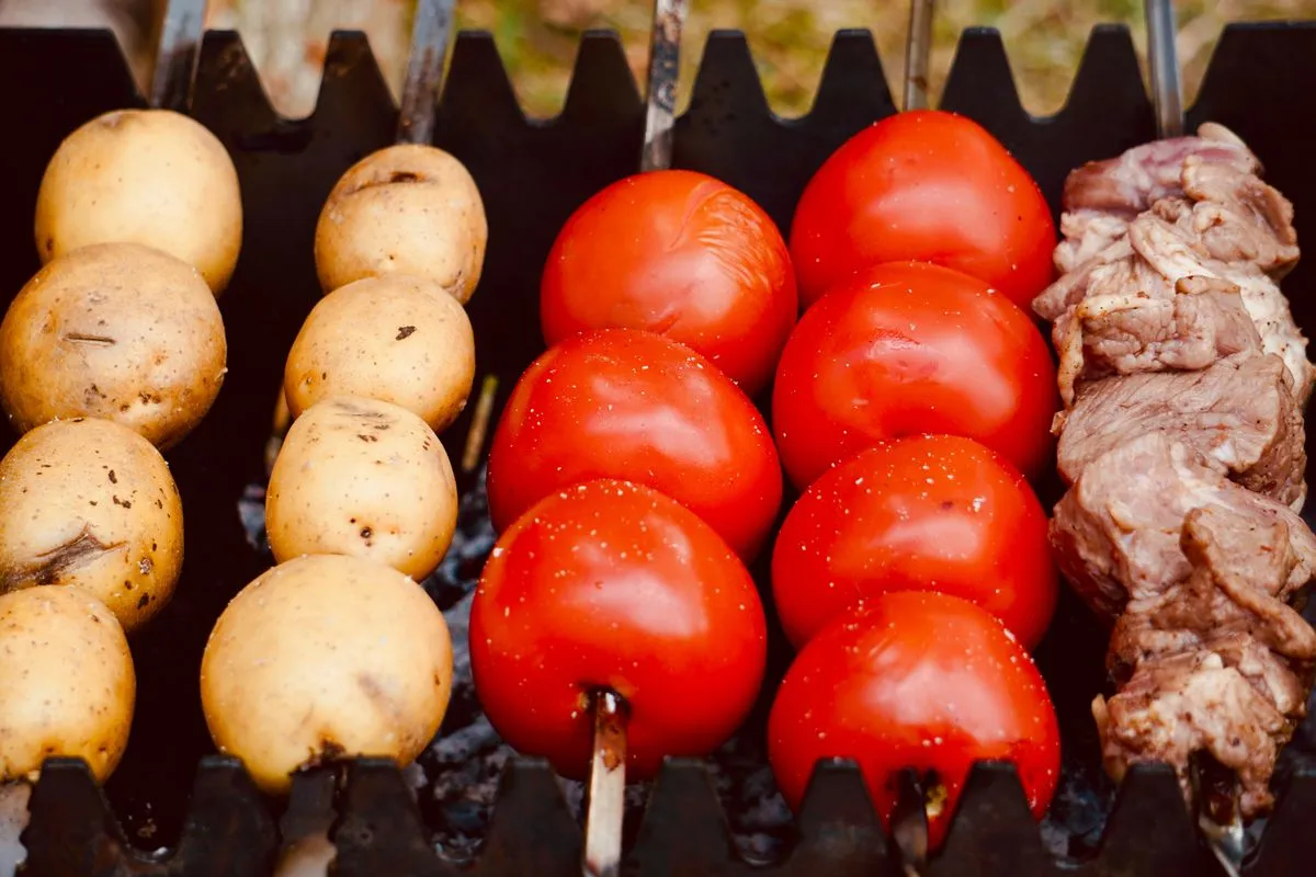 Kartoffeln und Tomaten auf dem Grill