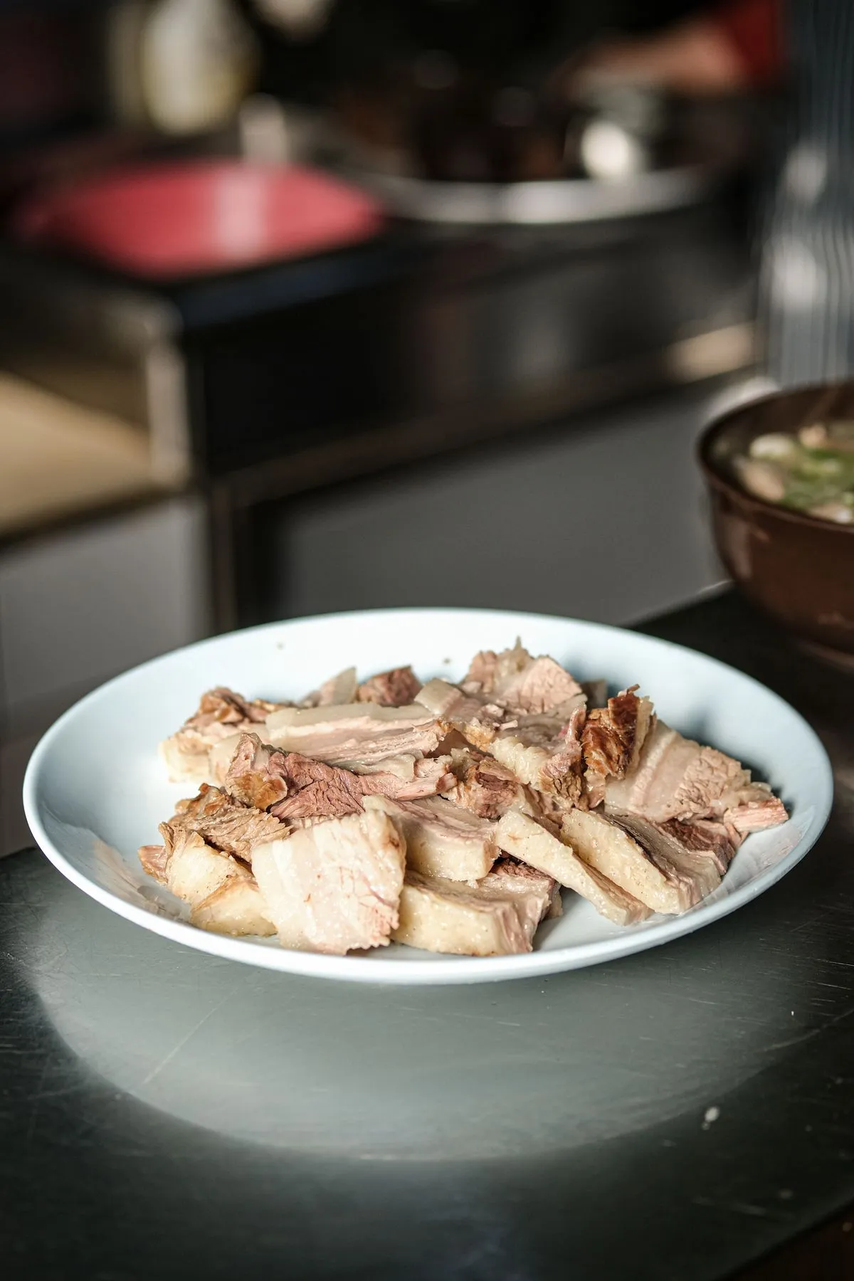 Gezupftes Schweinefleisch auf einem weißen Teller