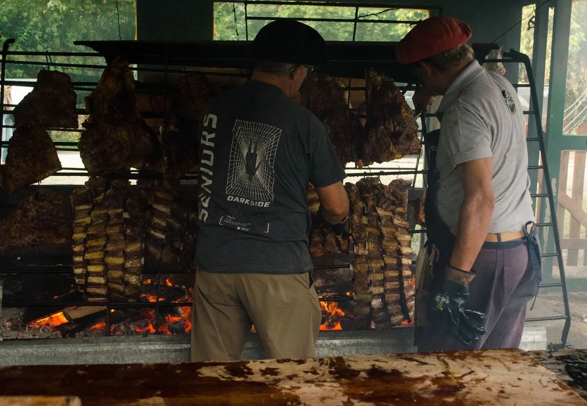Drehspieß mit Fleisch im Freien