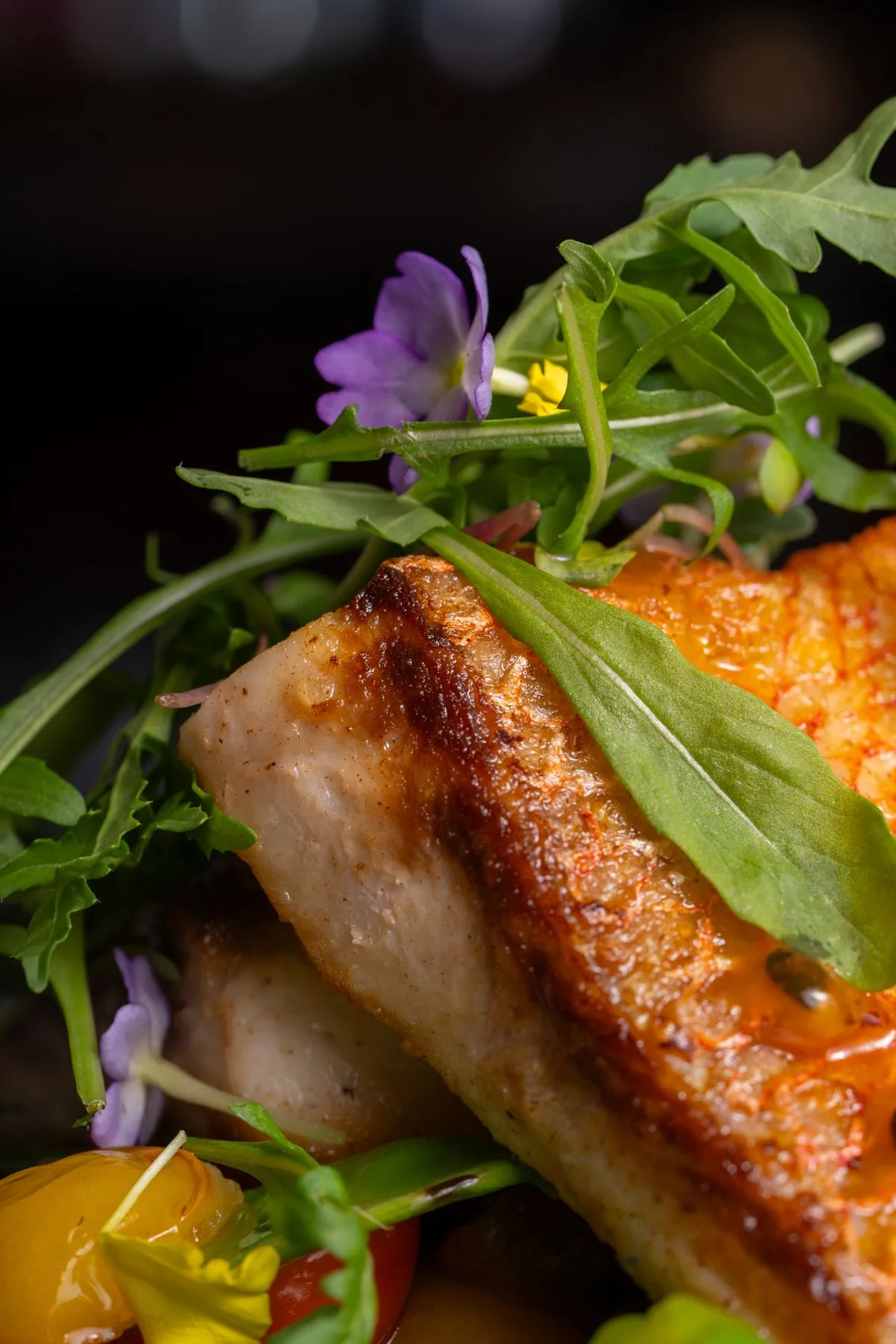 Gegrillter Lachs mit Kräutern und Gemüse