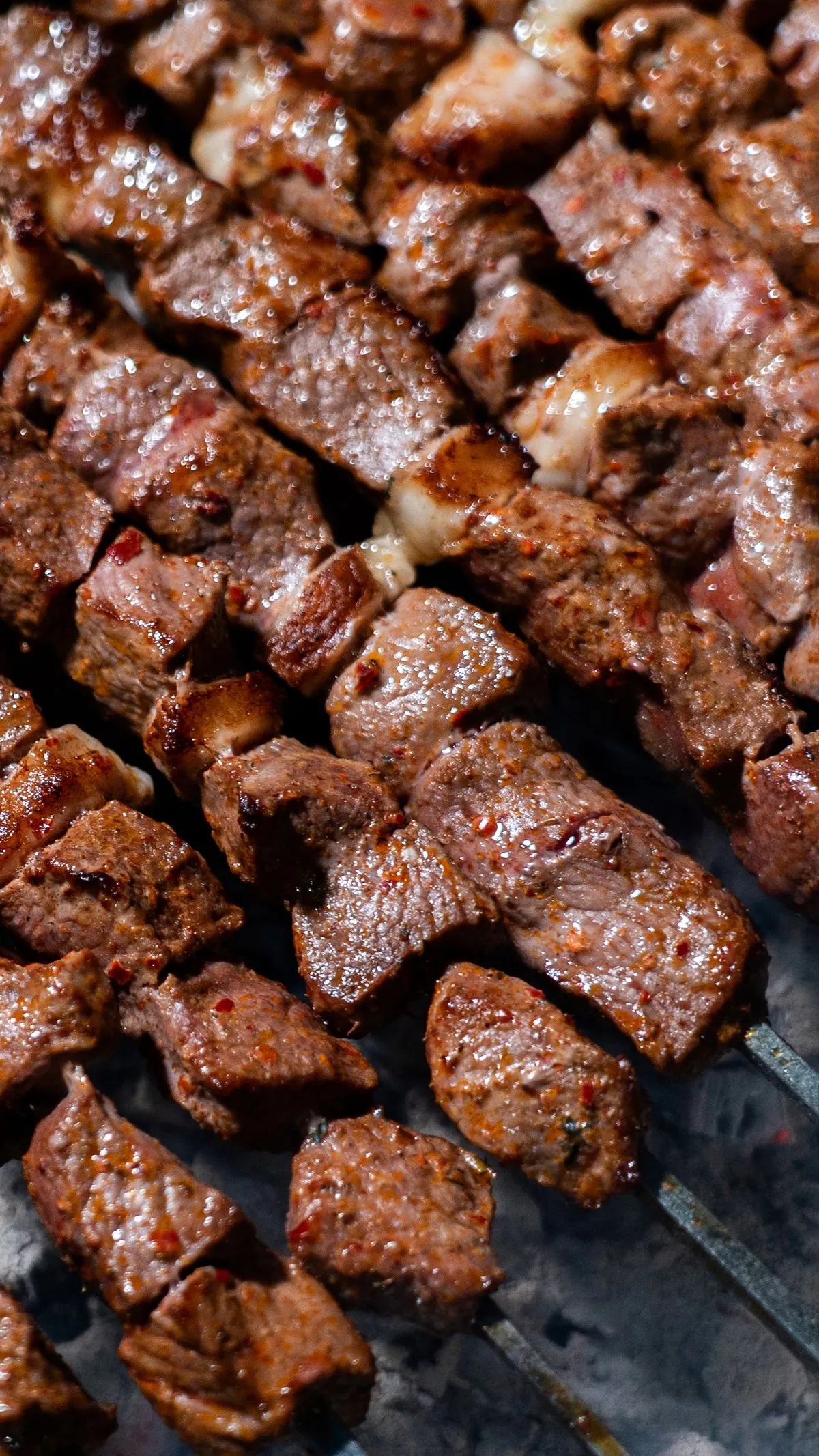 Rindfleischwürfel auf Grillspießen