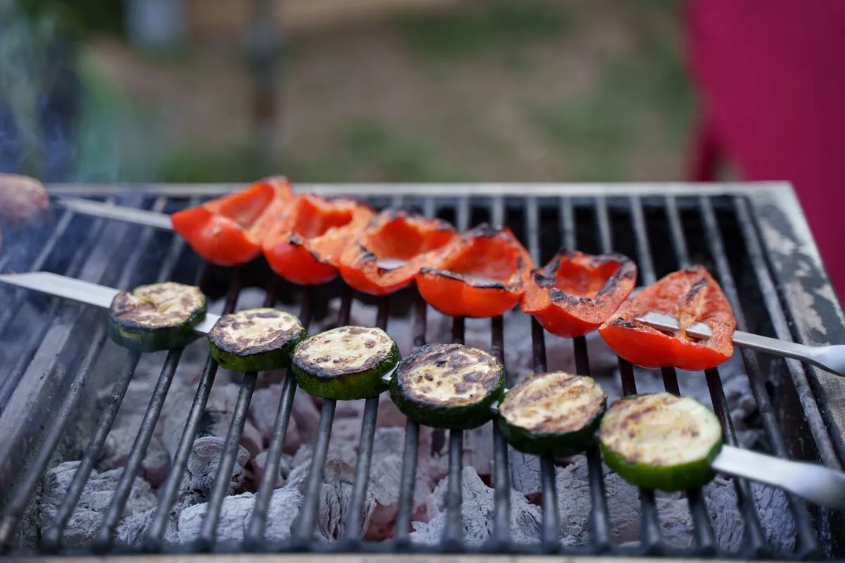 Spieße auf einem Grillrost