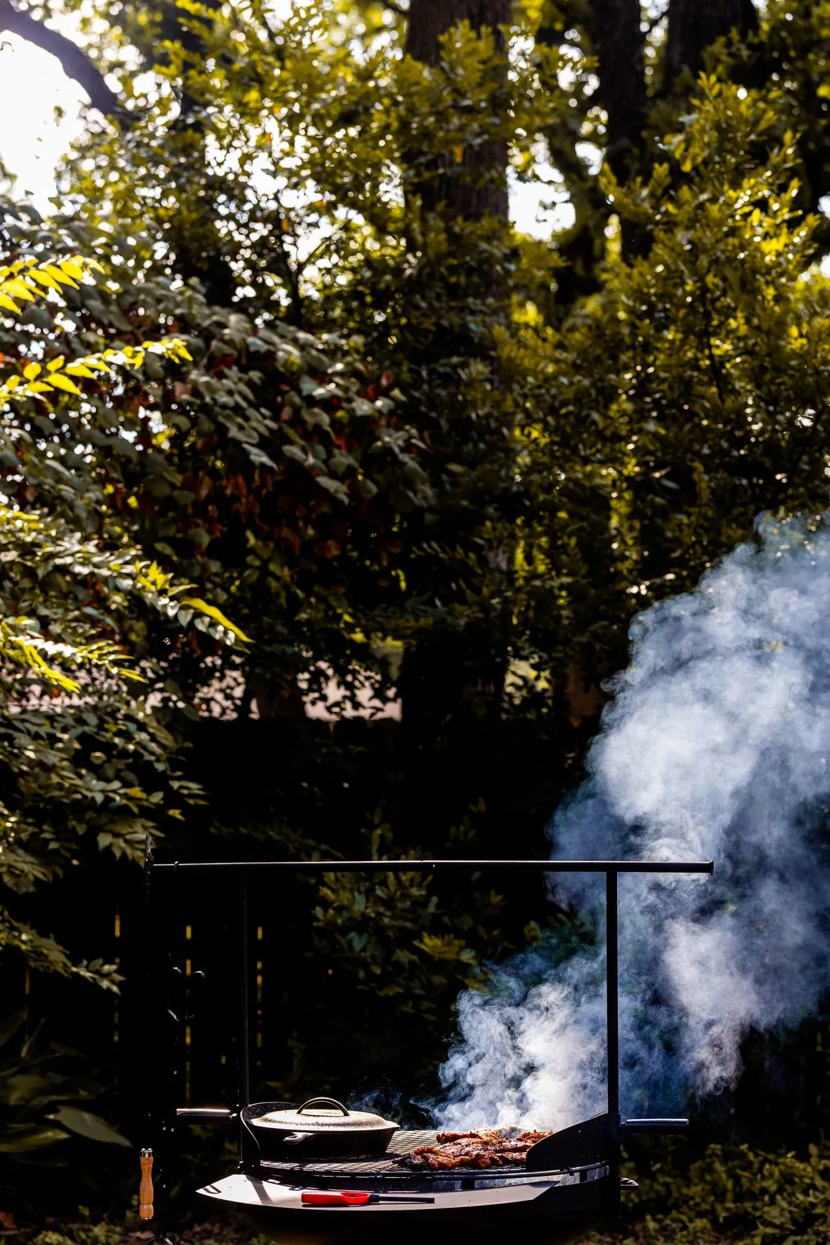 Rauchender Grill in einem Garten