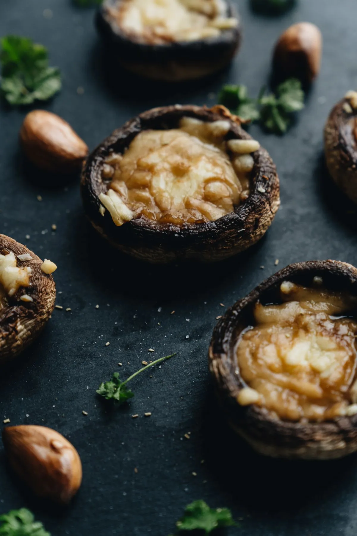 Gegarte Pilze mit Knoblauch