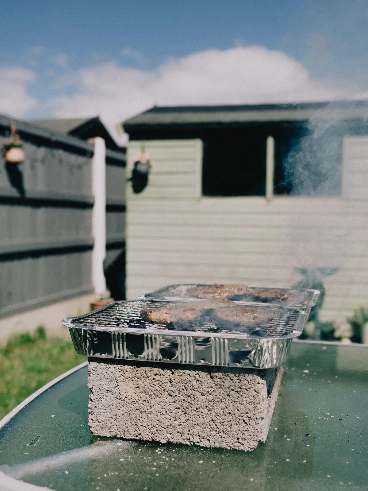 Grillgerät in einem Kochbereich im Freien