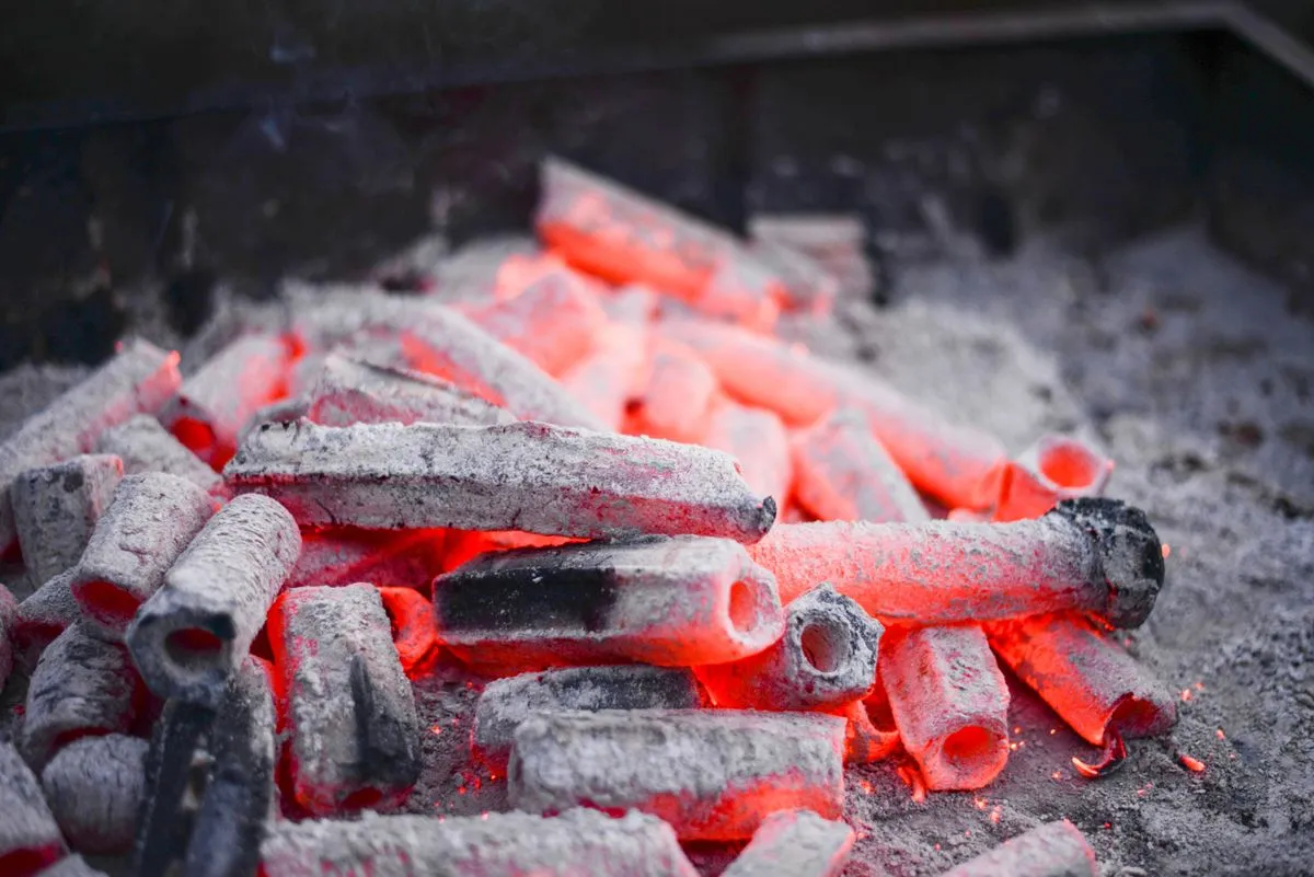 Glühende Holzstücke in einem Feuer