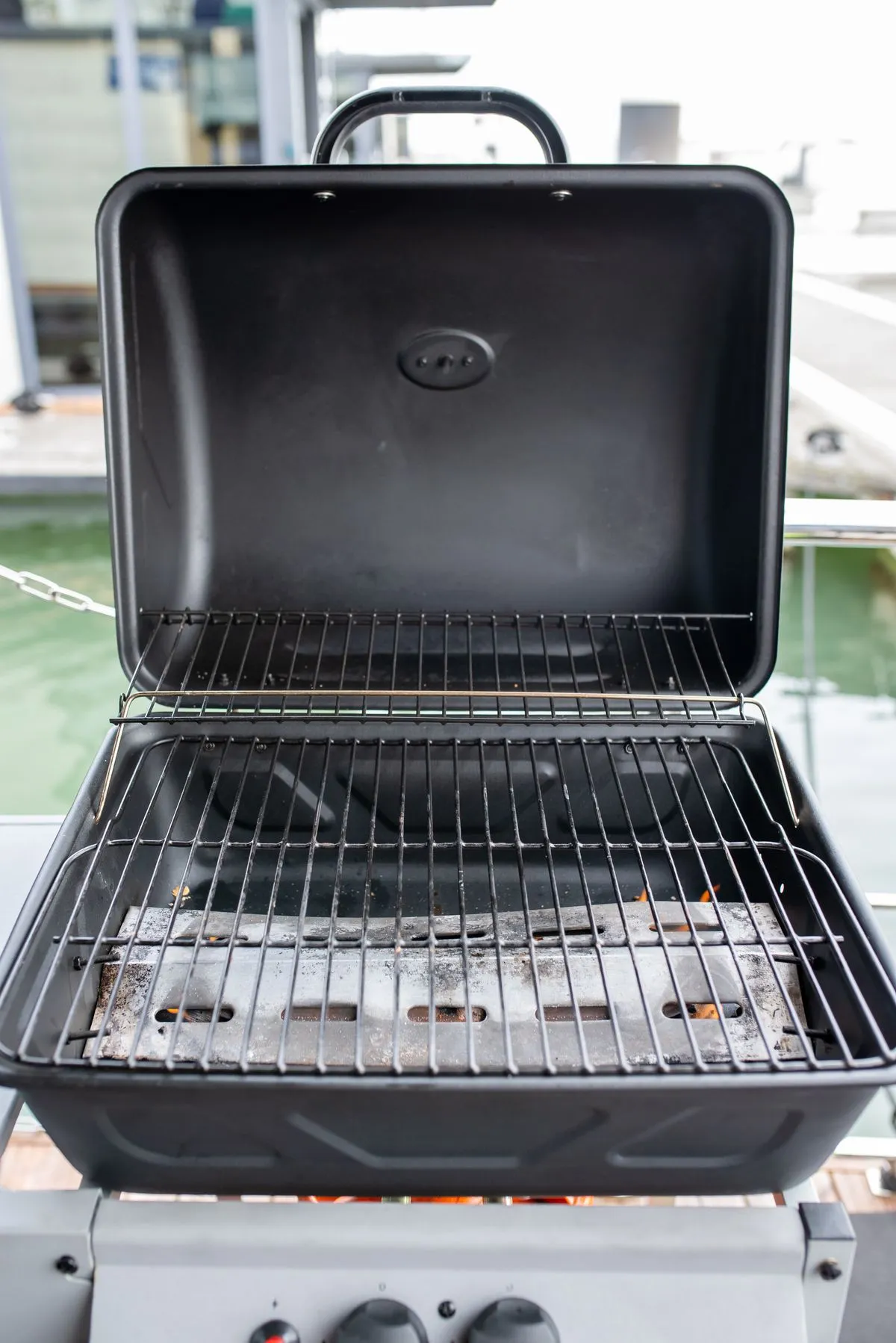 Leerer Grill in einem Garten