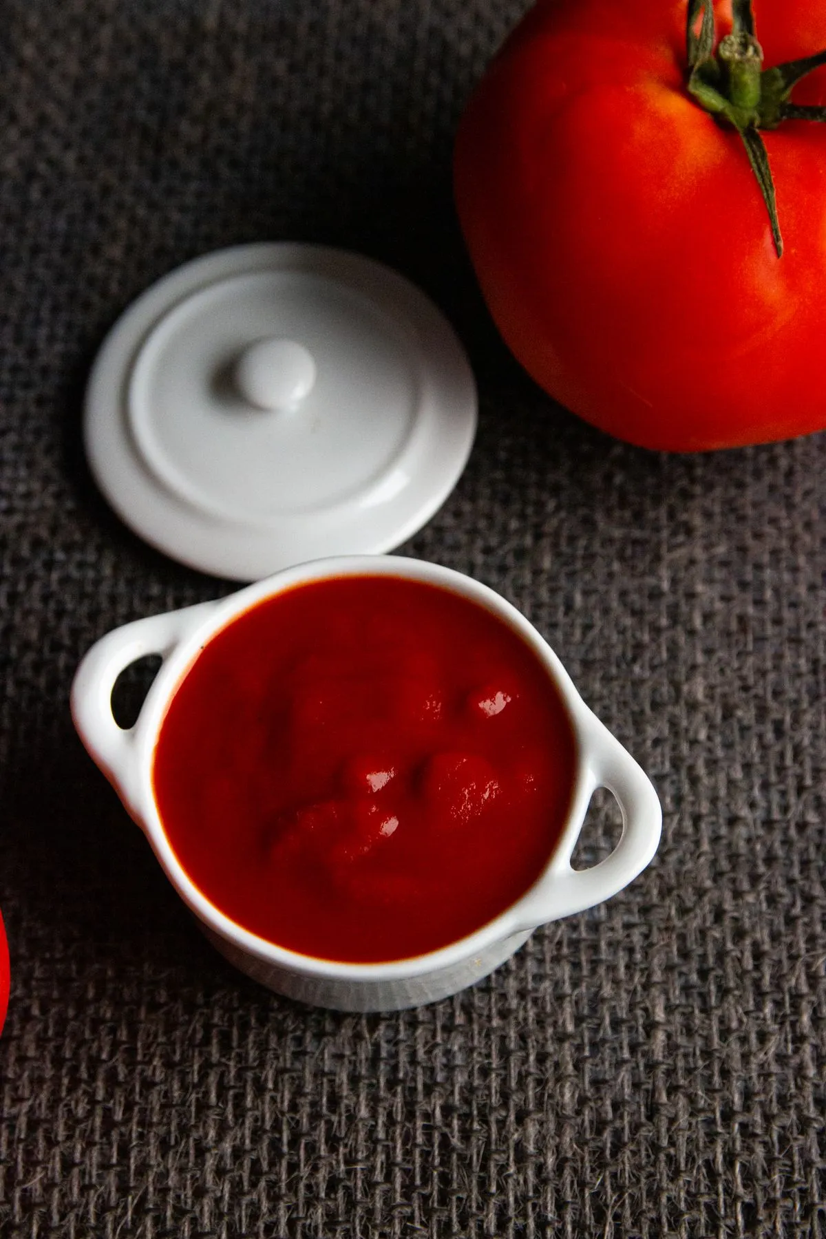Rote Tomatensauce in einer kleinen Keramikschale