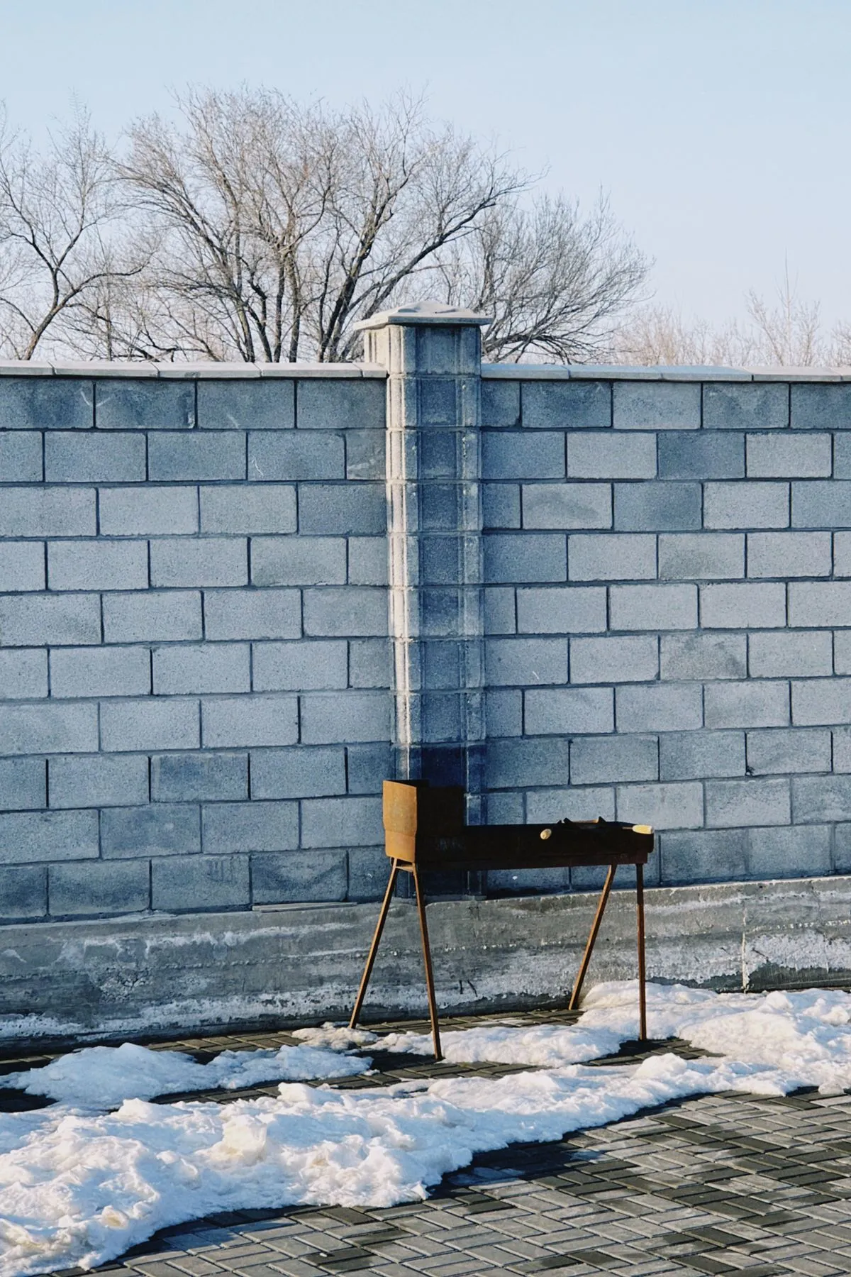 Ein Grill im Freien bei Schneewetter