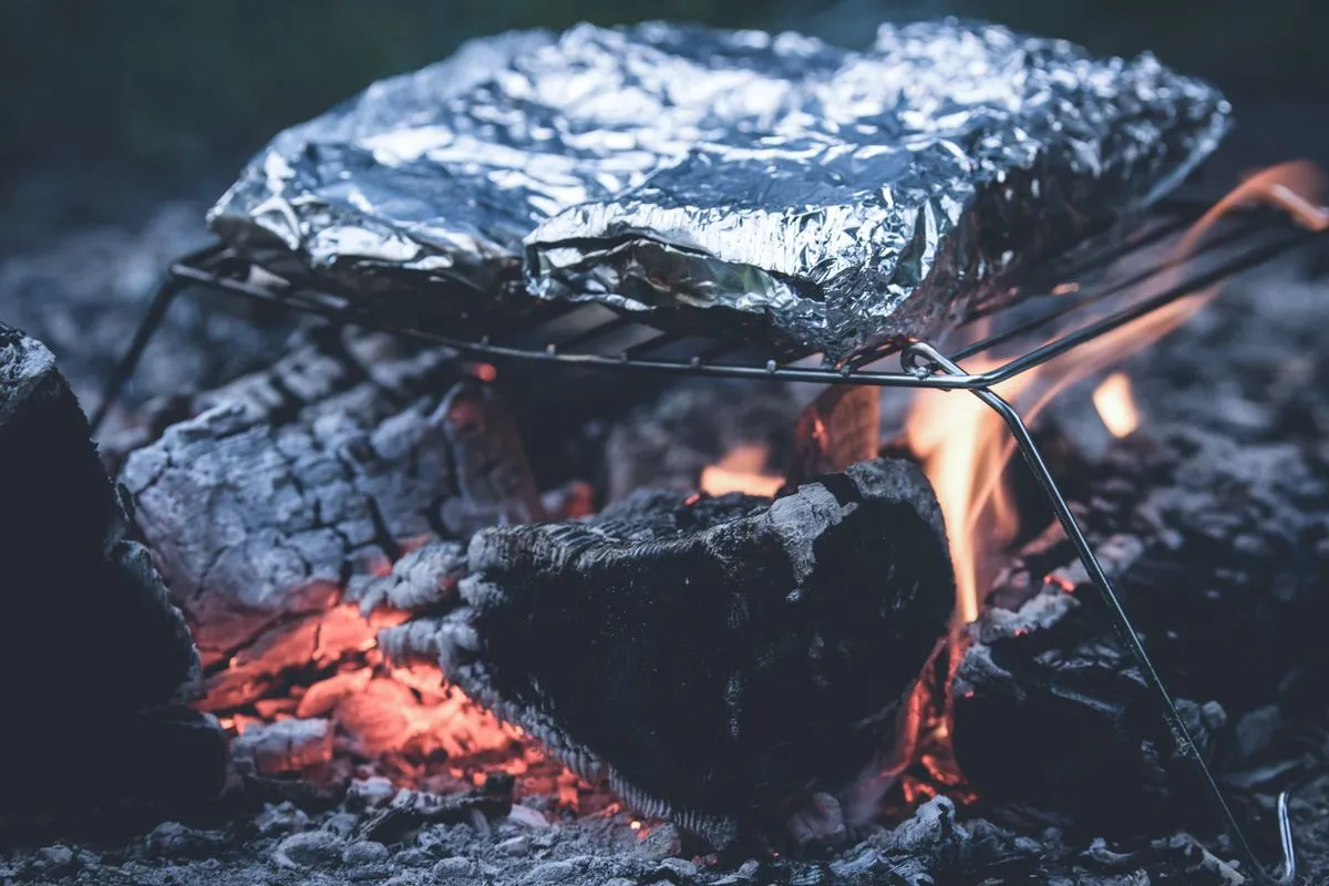 Folienpäckchen auf einem Grill