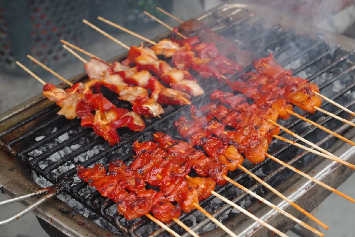 Hähnchenstücke auf Grillspießen